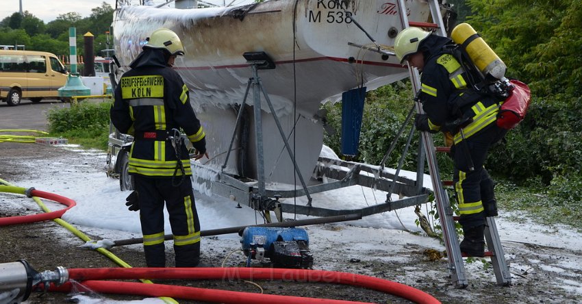 Feuer 1 Yacht explodiert Koeln Muelheim Hafen Muelheim P087.JPG